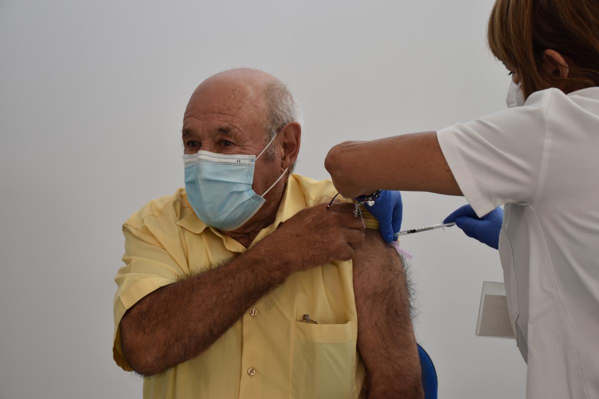 Un hombre recibe la vacuna covid.