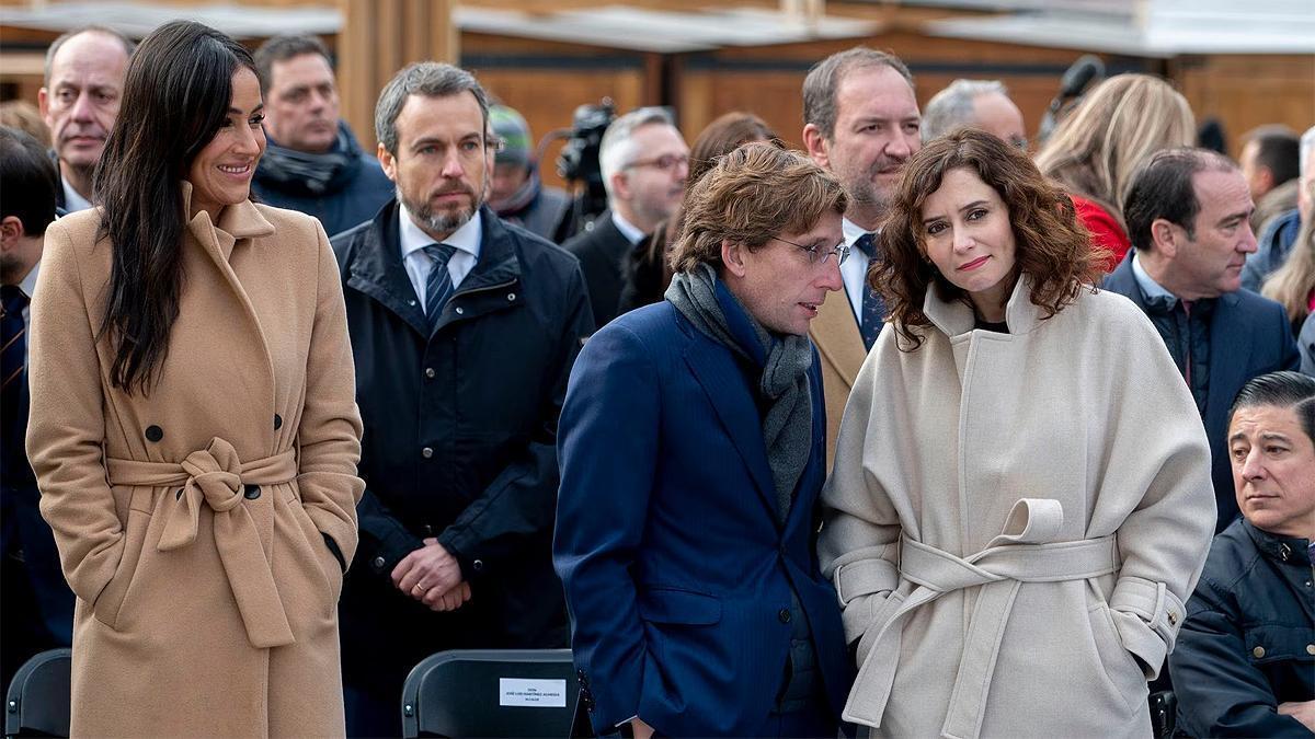 Begoña Villacís delante de su portavoz adjunto, Santiago Saura, en el acto del día de la Constitución organizado por el Ayuntamiento de Madrid junto a José Luis Martínez Almeida e Isabel Ayuso. Begoña Villacís delante de su portavoz adjunto, Santiago Saura, en el acto del día de la Constitución organizado por el Ayuntamiento de Madrid junto a José Luis Martínez Almeida e Isabel Ayuso.