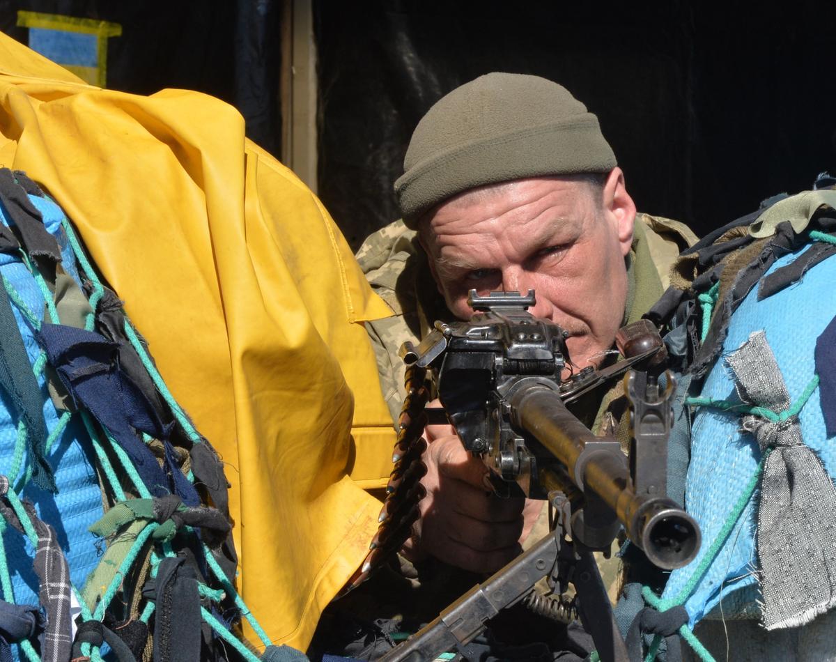 Un soldado ucraniano apunta con su arma en un control militar de Járkov el pasado 22 de marzo de 2022. 
