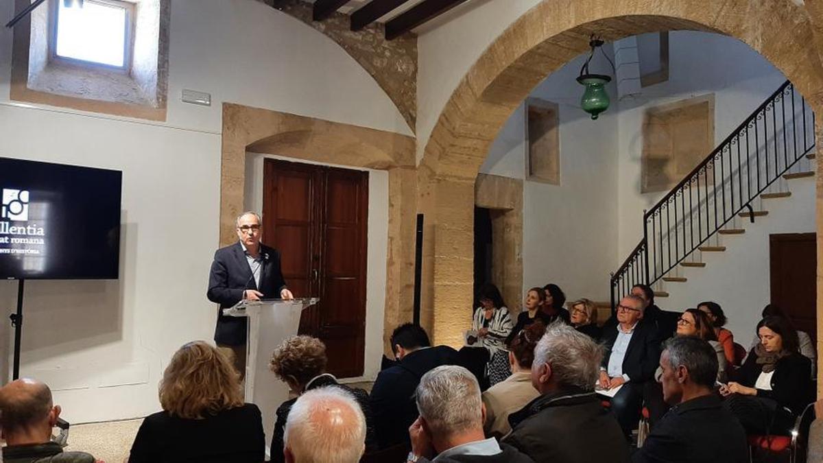 Miguel Ángel Cau, durante la presentación de actos programados por el centenario de las excavaciones de Pollentia.