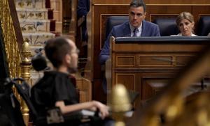 El presidente del Gobierno, Pedro Sánchez, junto a Yolanda Díaz, escucha la intervención del líder de Podemos, Pablo Echenique. 