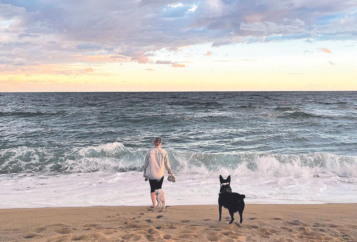Marta Atienza con su perro en la playa del Masnou