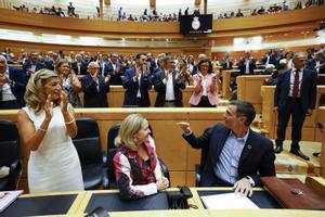 El presidente del Gobierno, Pedro Sánchez, observado por Nadia Calviño y Yolanda Díaz, hace un gesto a la bancada socialista durante el último debate celebrado en el Senado