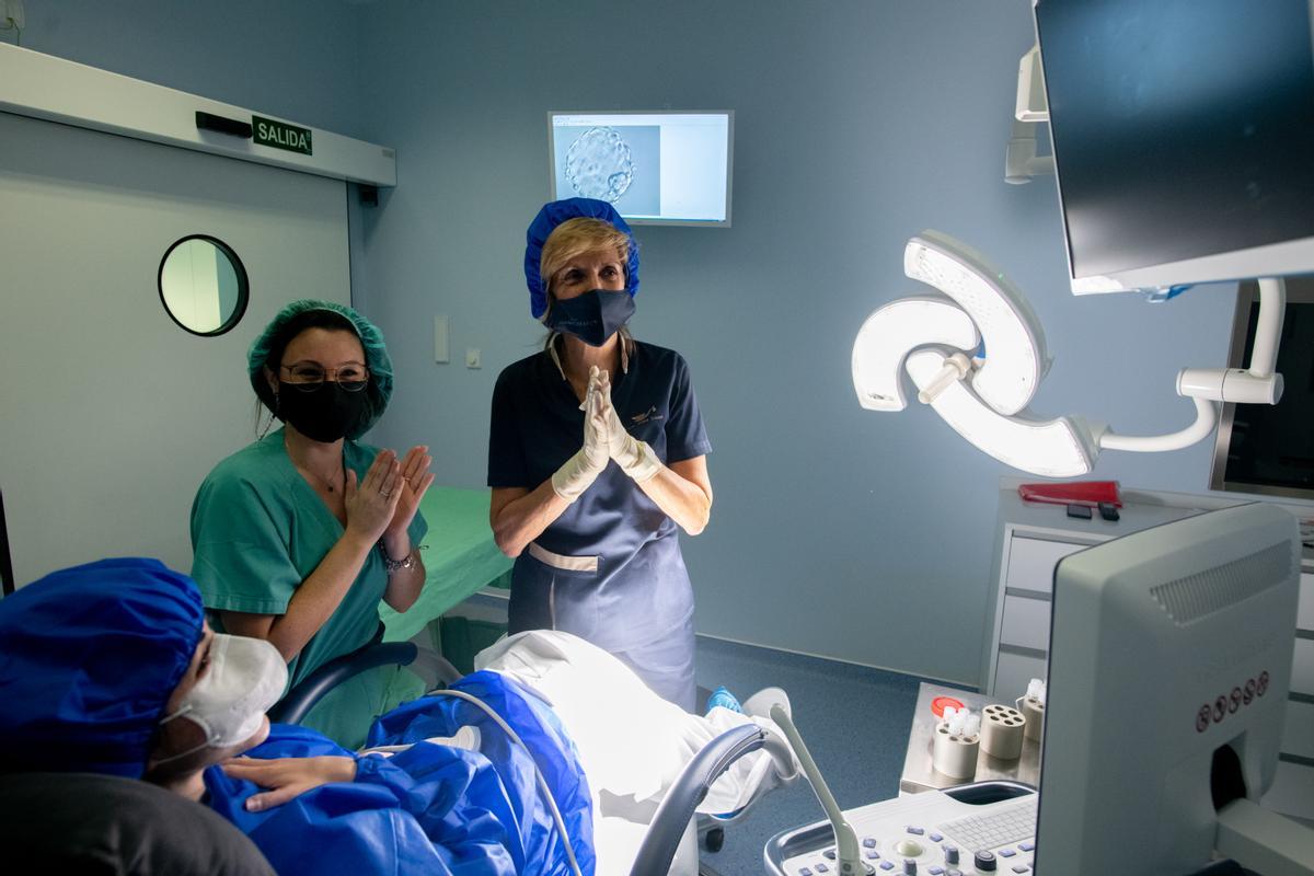 La doctora Crespo, a la derecha de la imagen, en su clínica de València. 