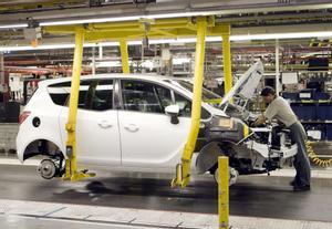 Cadena de montaje de la factoría General Motors (GM) en la localidad zaragozana de Figueruelas.