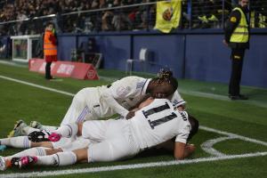 Camavinga, Asensio y Ceballos celebran el gol del triunfo del Madrid en Villarreal. 