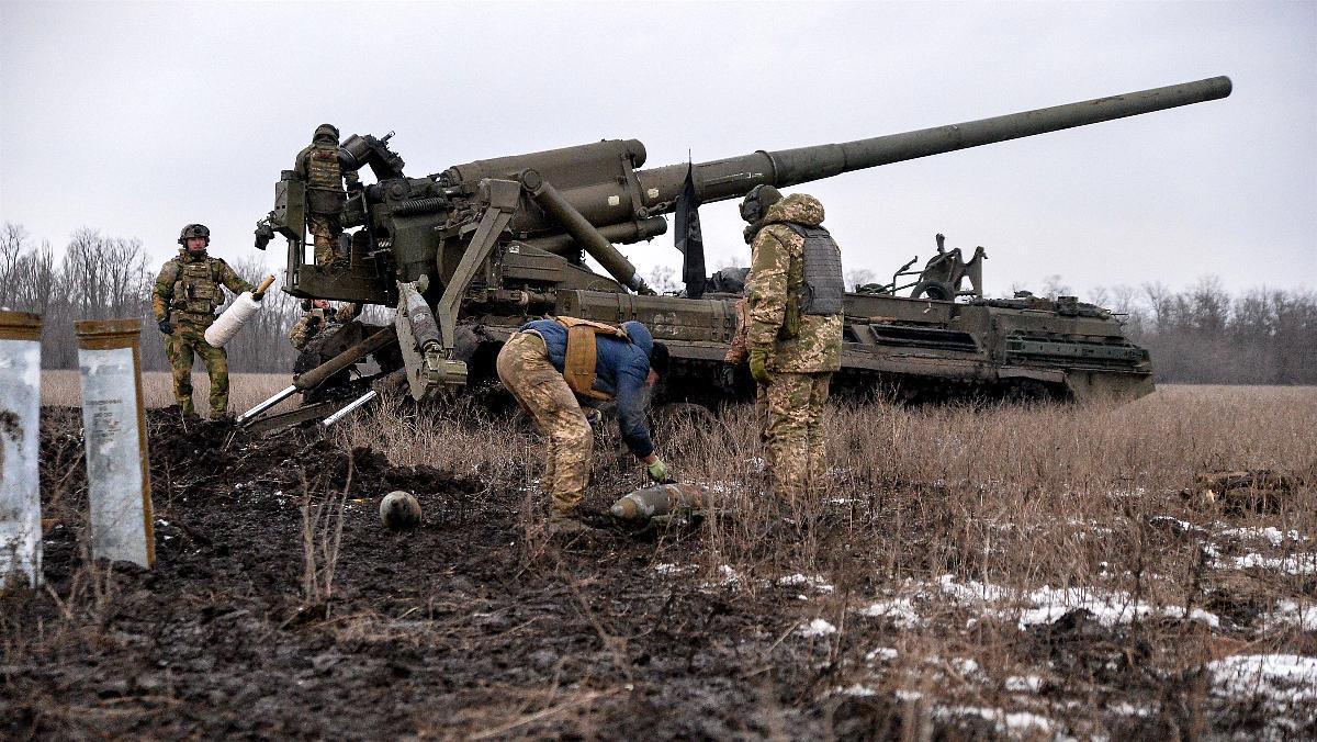 Militares ucranianos disparan contra posiciones rusas en Bajmut.