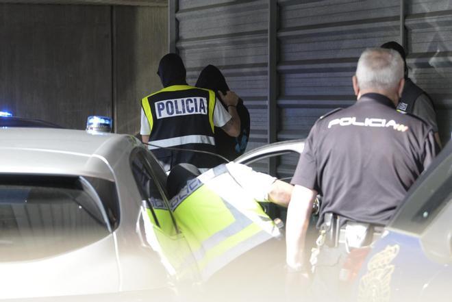 Un agente lleva arrestado a uno de los acusados para declarar como presunto autor de la paliza que causó la muerte a Samuel Luiz en A Coruña el pasado 3 de julio.