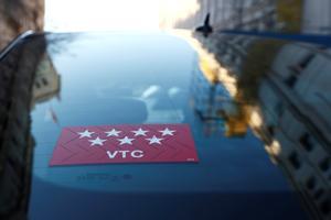 Pegatina que lucen los vehículos VTC en Madrid, donde están la mitad de las licencias. 