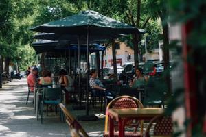 Terrazas en el barrio madrileño de Ibiza, en Madrid. 