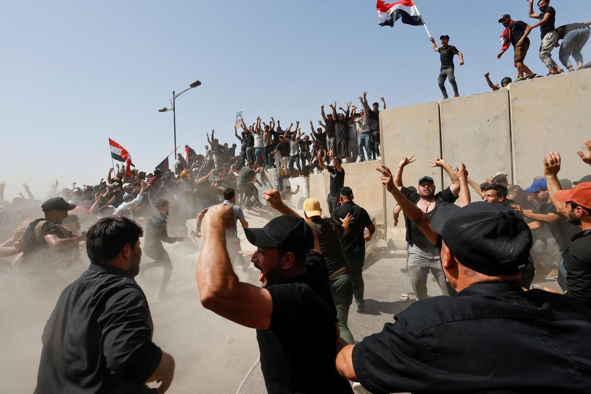 Seguidores de Muqtada al Sadr en la ’zona verde’ de Bagdad. Seguidores de Muqtada al Sadr en la ’zona verde’ de Bagdad.