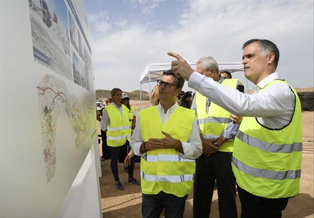 Félix Bolaños visita junto a miembros de Adif las obras de la alta velocidad Murcia-Almería en el tramo Pulpí-Vera.