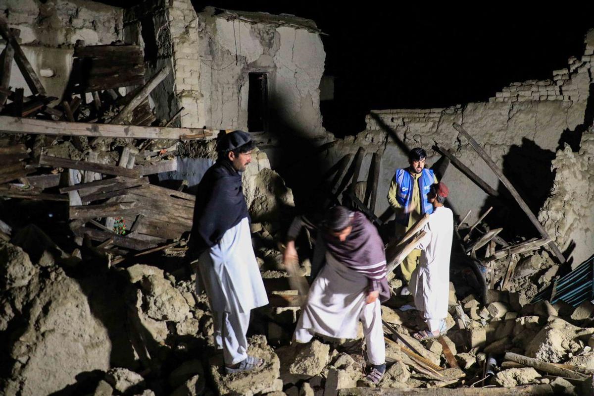 Gayan (Afghanistan), 22/06/2022.- Rescue workers and local residents survey a damaged house after an earthquake in Gayan village in Paktia province, Afghanistan, 22 June 2022. More than 1,000 people were killed and over 1,500 others injured after a 5.9 magnitude earthquake hit eastern Afghanistan before dawn on 22 June, Afghanistan’s state-run Bakhtar News Agency reported. According to authorities the death toll is likely to rise. (Terremoto/sismo, Afganistán) EFE/EPA/STRINGER BEST QUALITY AVAILABLE