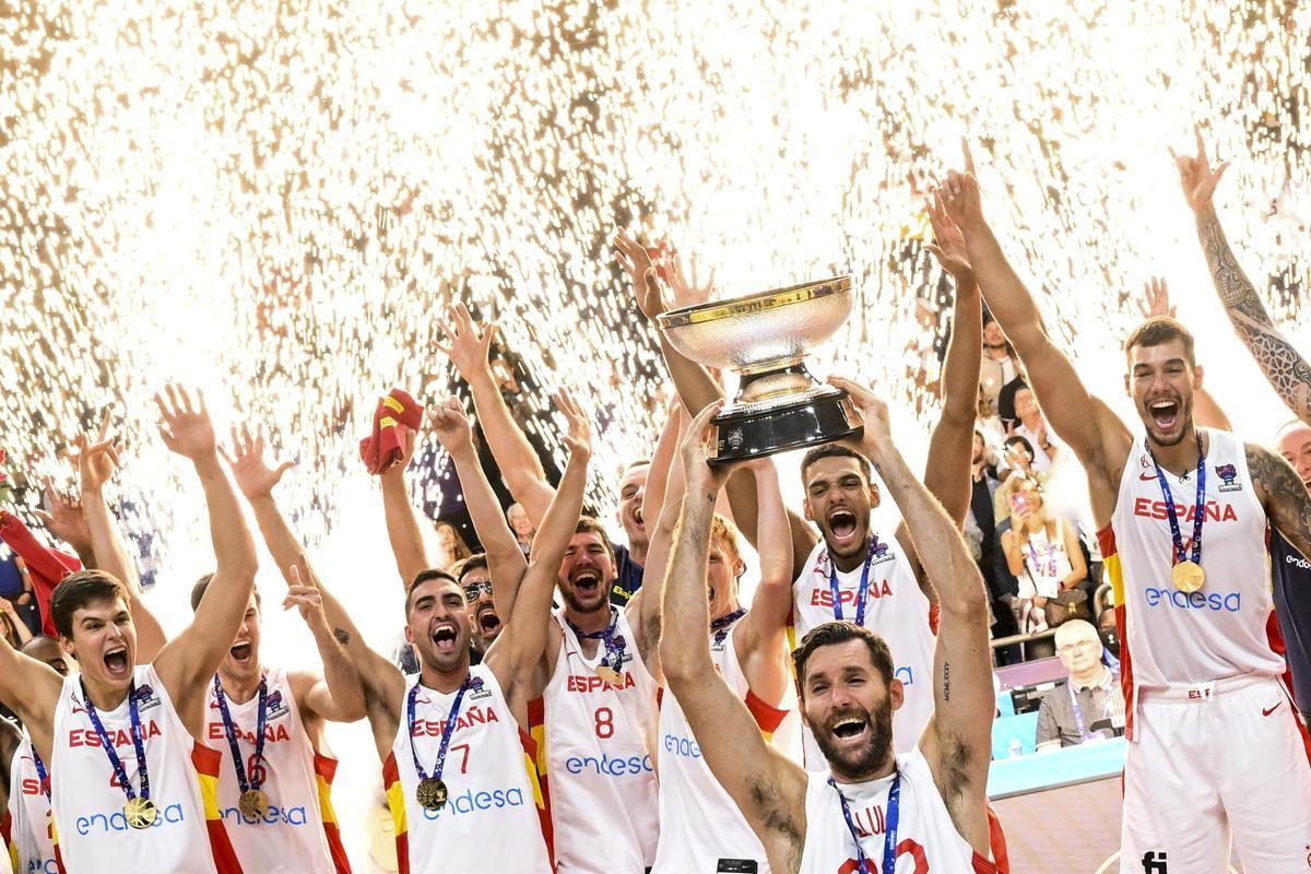 Berlin (Germany), 18/09/2022.- The Spanish team players celebrate with the trophy after winning the FIBA EuroBasket 2022 Final basketball match between Spain and France in Berlin, Germany, 18 September 2022. (Baloncesto, Francia, Alemania, España) EFE/EPA/FILIP SINGER