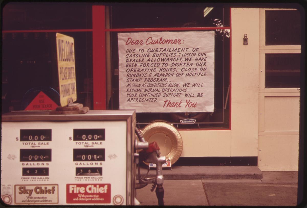 Una estación de servicio estadounidense cerrada por racionamiento de gasolina a mediados de los años 70.