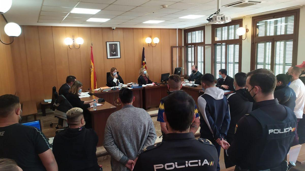 Diez condenados por atacar a tres policías para evitar la detención de un nieto de 'La Paca'