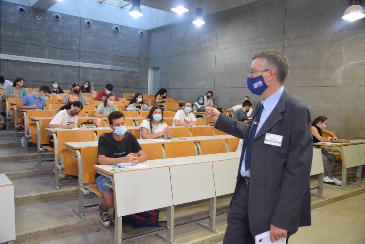 Un profesor supervisa las pruebas de la EBAU en la Universidad Politécnica de Cartagena (UPCT). Un profesor supervisa las pruebas de la EBAU en la Universidad Politécnica de Cartagena (UPCT).