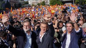 El líder del PP, Alberto Núñez Feijóo, junto a los expresidentes Aznar y Rajoy.
