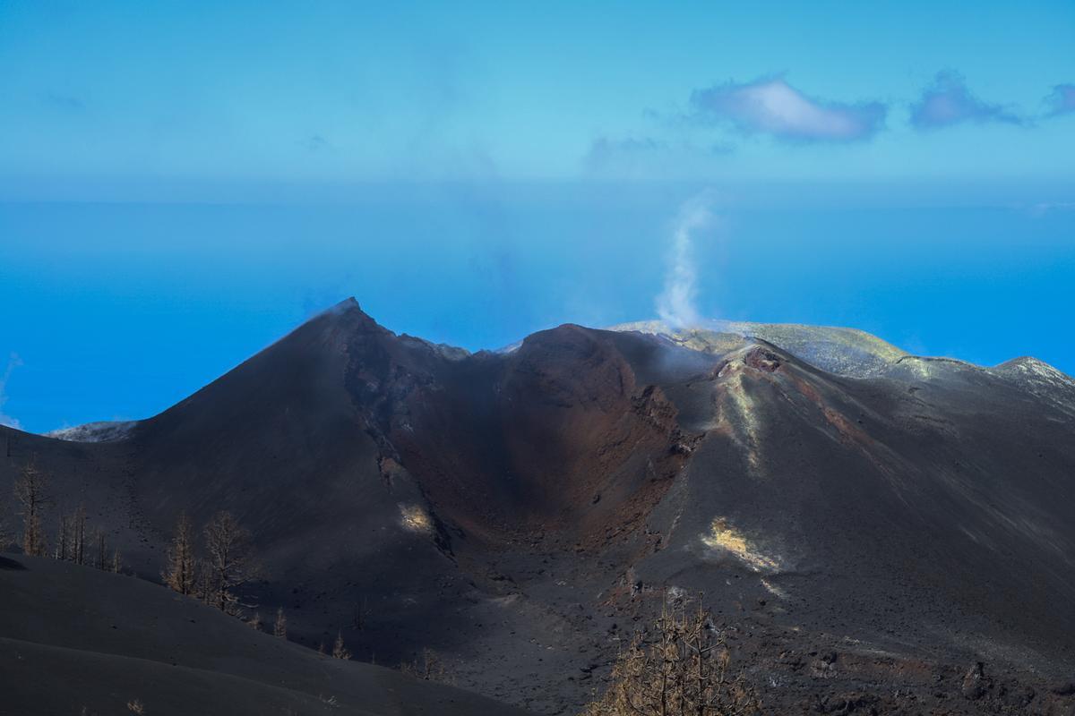 Restos humeantes del volcán de La Palma, en Canarias.