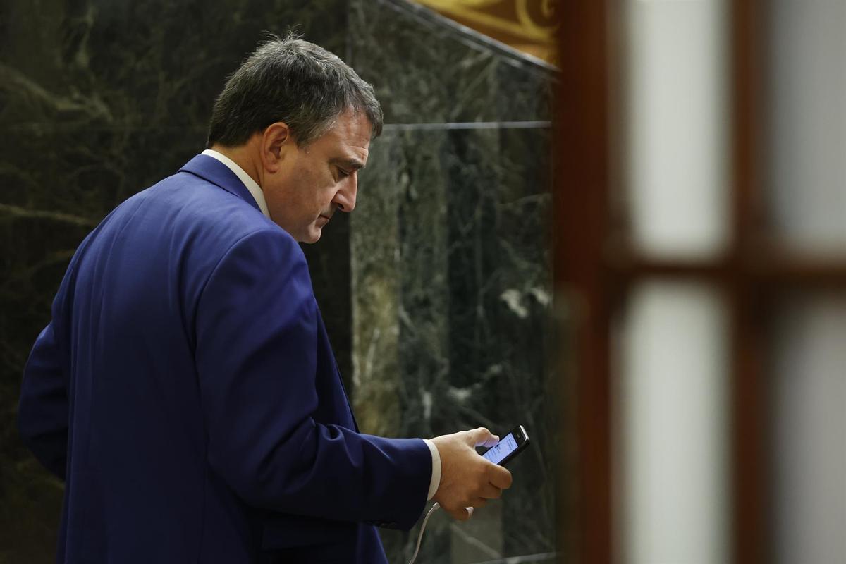 El portavoz del PNV, Aitor Esteban, observa su móvil en el hemiciclo del Congreso, durante el pleno de la semana pasada