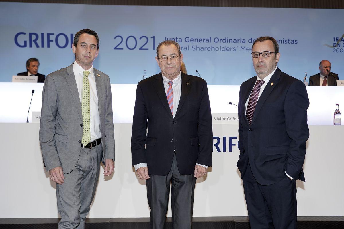 El expresidente de Grifols, Víctor Grifols (centro), junto a los coconsejeros delegados Raimon Grifols Roura y Víctor Grifols Deu.