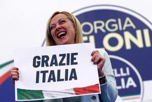 Georgia Meloni sostiene un cartel con el mensaje Gracias Italia, en la noche electoral del pasado domingo.
