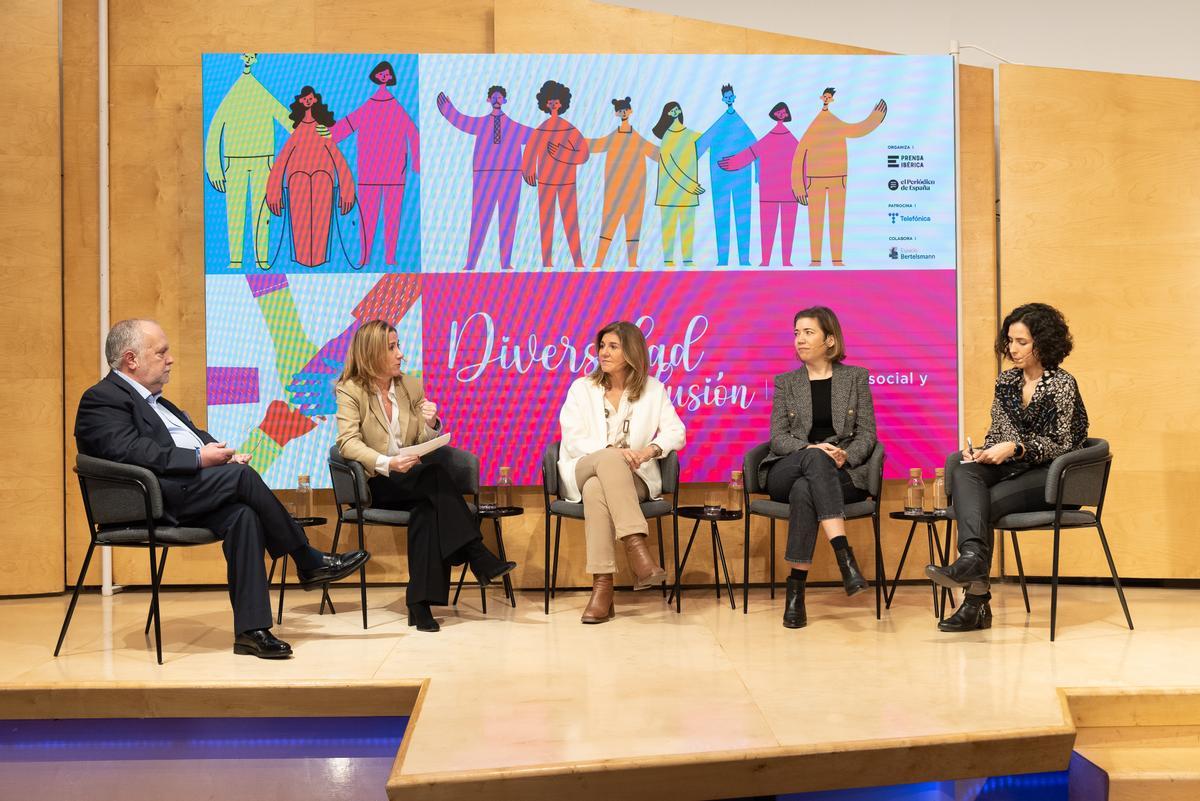 Manuel Casteleiro, Ana Fernández, Val Díez, Sonia Río e Isabel Benítez, moderadora del evento.
