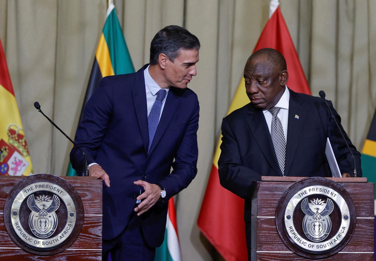 El jefe del Ejecutivo, Pedro Sánchez, en una comparecencia en Pretoria, donde se encuentran de viaje oficial, con el presidente sudafricano, Cyril Ramaphosa. 