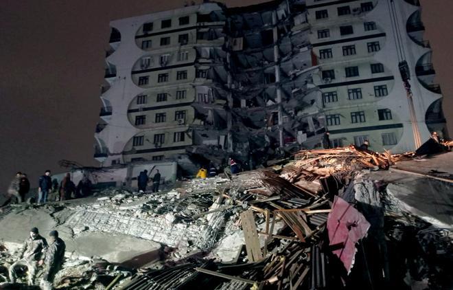 Al menos 2.300 muertos en un terremoto en el sur de Turquía y el norte de Siria