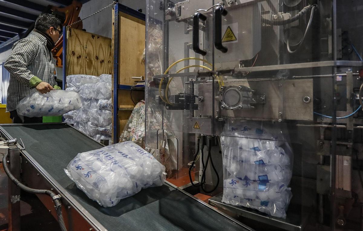 Un operario en la línea de producción de sacos de hielo en la fábrica La Estrella en Coria del Río (Sevilla). EFE/ José Manuel Vidal