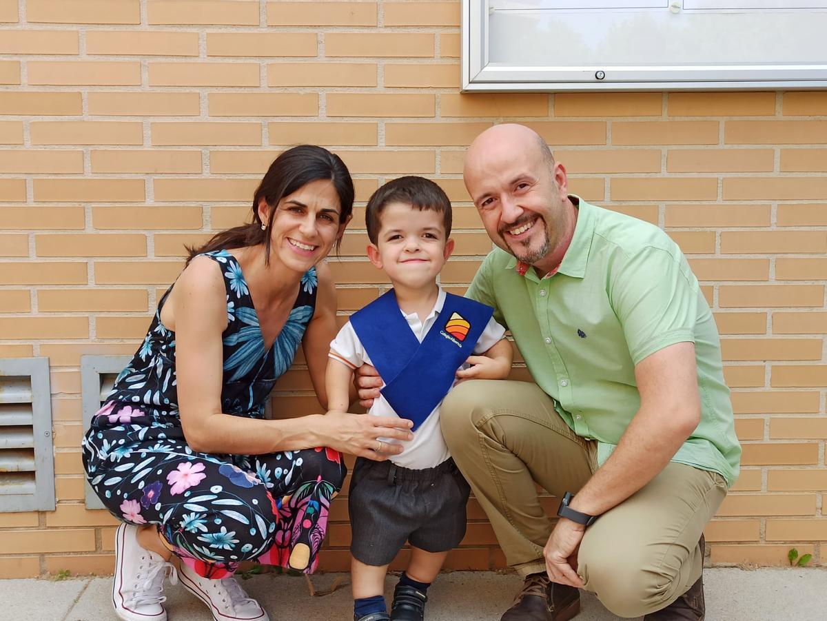 José y Maca, con su hijo Miguel, de 6 años.
