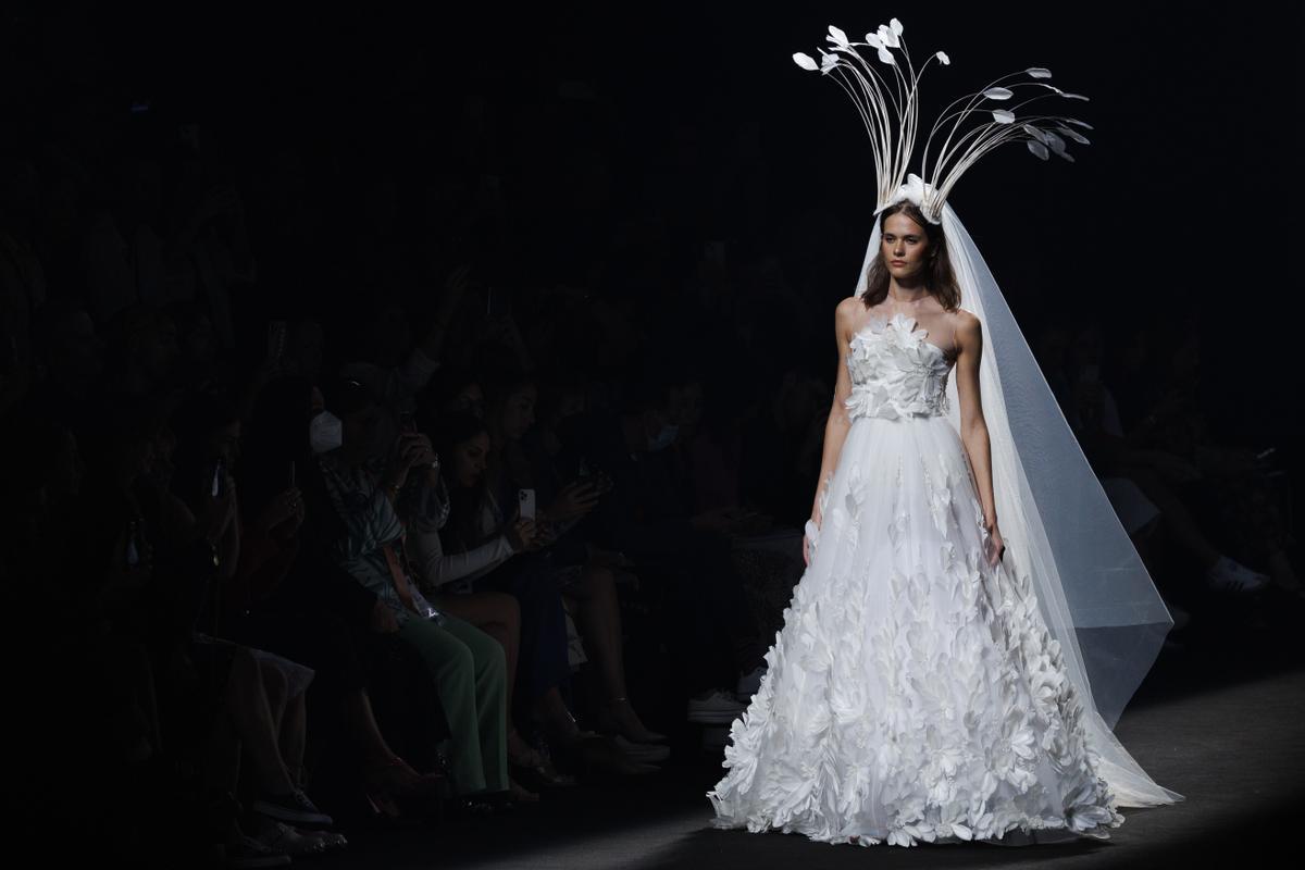Una modelo muestra una creación de la colección primavera-verano 2023 del diseñador Claro Couture, durante la 76ª edición de la pasarela Mercedes Benz Fashion Week Madrid, este sábado en Madrid. EFE/Sergio Pérez