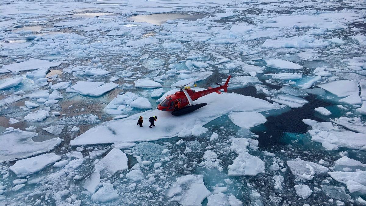 Un helicóptero sueco, posado en un iceberg en el ártico canadiense, el pasado 25 de julio de 2019. 