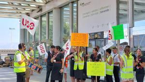 Una veintena de trabajadores de EasyJet y Ryanair en Palma censuran que estas aerolíneas vulneran su derecho a huelga.