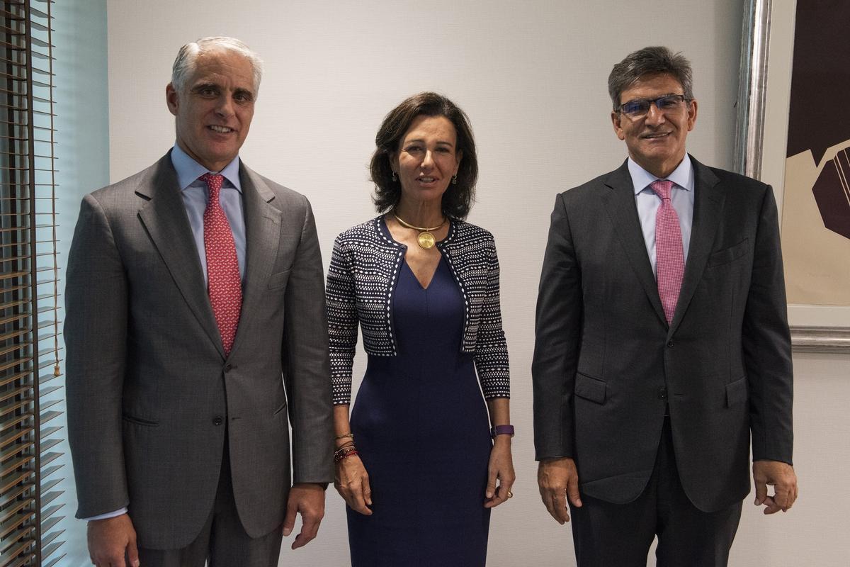 Andrea Orcel, a la izquierda, posa junto a Ana Botín y José Antonio Álvarez,  actual CEO del Santander, en una imagen de 2018.
