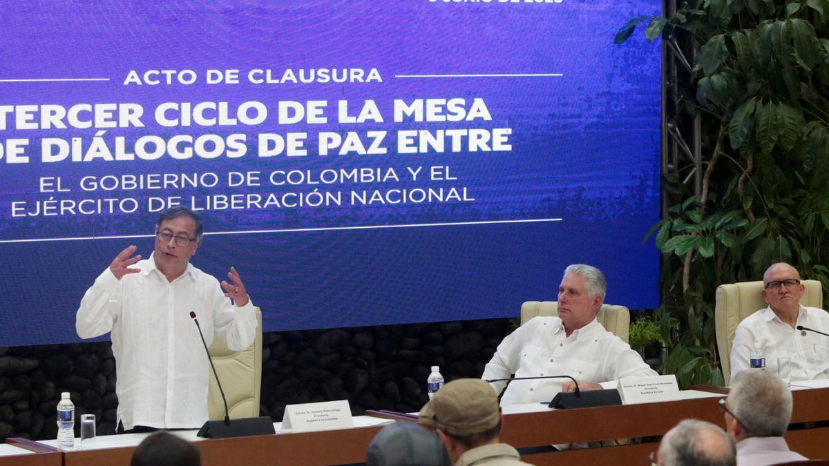 El presidente de Colombia Gustavo Petro (i), acompañado del presidente de Cuba Miguel Díaz Canel (d), habla durante el cierre de la tercera ronda de conversaciones de paz hoy en La Habana (Cuba).