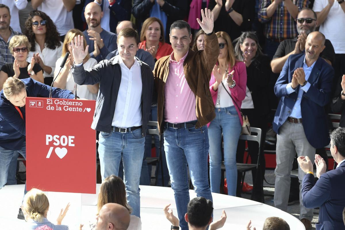 Pedro Sánchez y Juan Lobato en un acto de partido en Getafe. Pedro Sánchez y Juan Lobato en un acto de partido en Getafe.