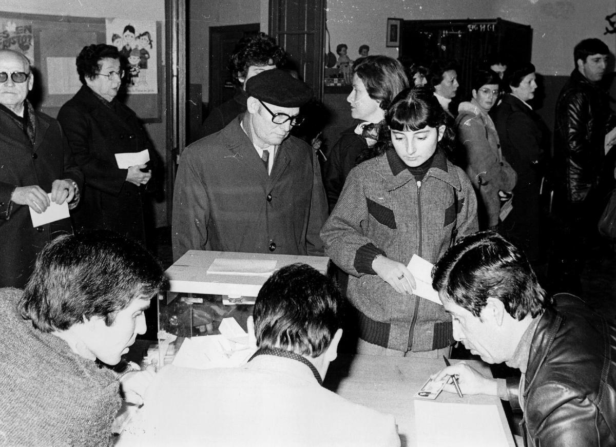 Imagen de archivo de un grupo de ciudadanos formando cola, para acceder a las mesas electorales y emitir su voto en el referéndum sobre la Constitución, el 6 de diciembre de 1978. EFE