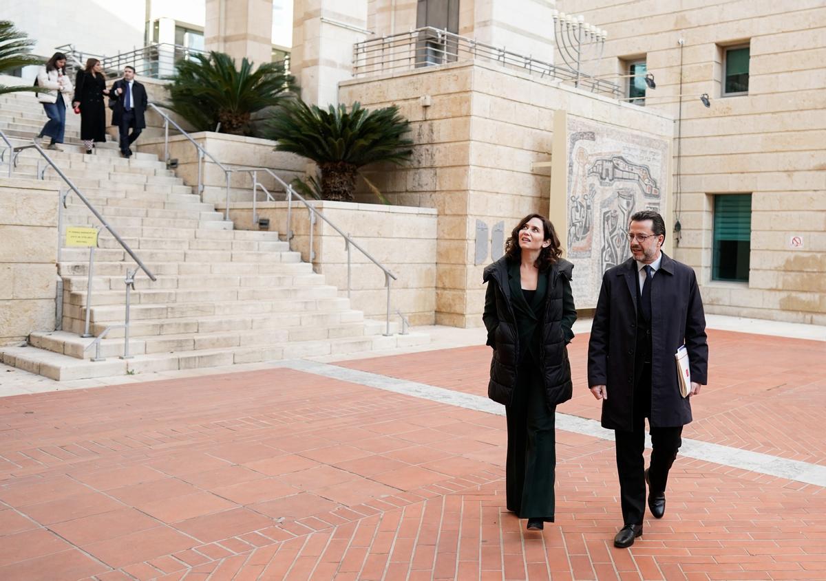 Isabel Díaz Ayuso junto al consejero de Economía y Hacienda, Javier Fernández-Lasquetty, durante su visita a Jerusalén.