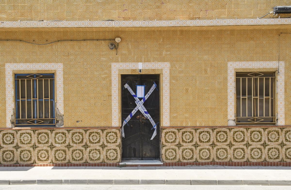 Fachada de la vivienda en la localidad sevillana de Dos Hermanas donde han sido encontrados los cuerpos sin vida de dos personas. Fachada de la vivienda en la localidad sevillana de Dos Hermanas donde han sido encontrados los cuerpos sin vida de dos personas.