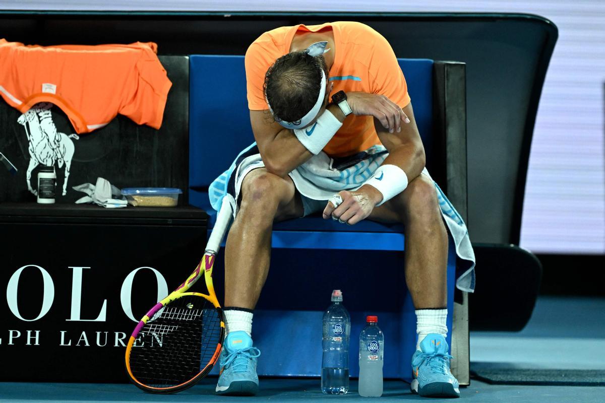 Rafa Nadal se lamenta tras lesionarse en la segunda ronda del Open de Australia.