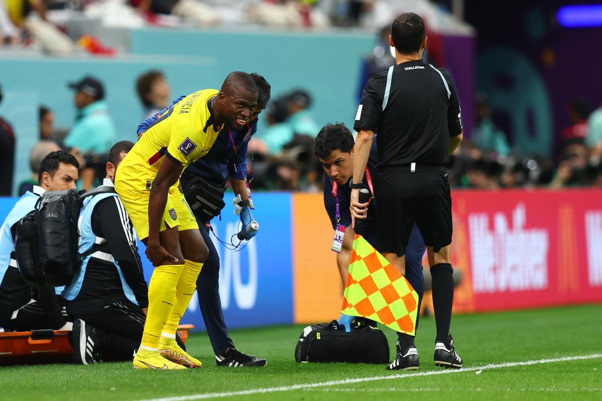 Enner Valencia es atendido por los médicos durante el partido entre Ecuador y Qatar.