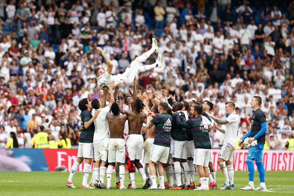 Karim Benzema es manteado por sus compañeros al final del partido. Karim Benzema es manteado por sus compañeros al final del partido.