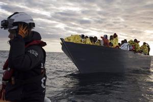 Mueren 44 migrantes tras naufragar una patera que se dirigía a Canarias