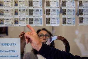 Una lotera vende décimos para la Lotería de Navidad.