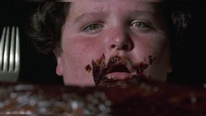 Bruce, ante el reto de comerse la tarta de chocolate entera en ’Matilda’.