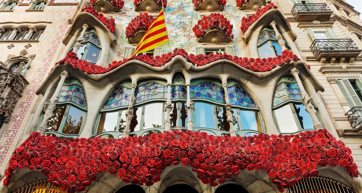 La Casa Batlló, engalanada por Sant Jordi