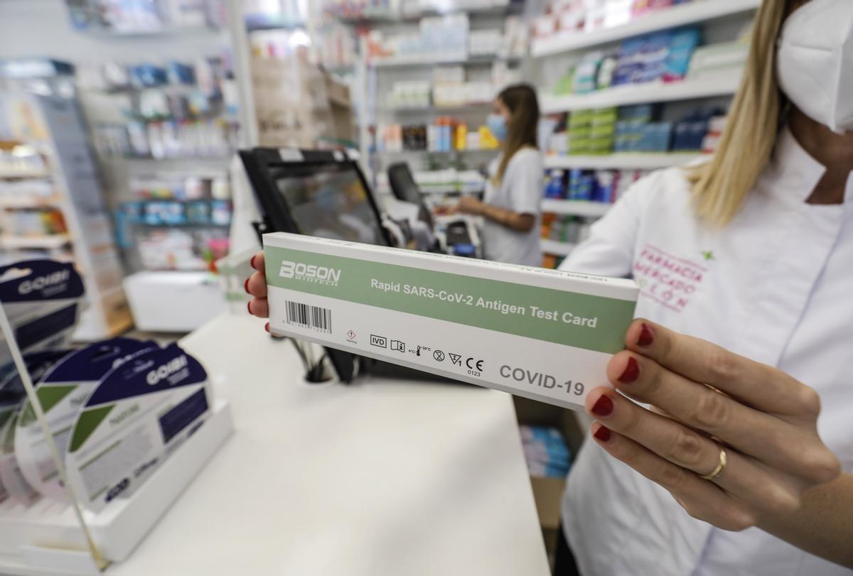 Una caja con test de antígenos contra el covid-19 en una farmacia