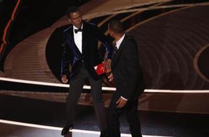 La polémica broma de Jimmy Kimmel sobre la bofetada de Will Smith en la gala anterior