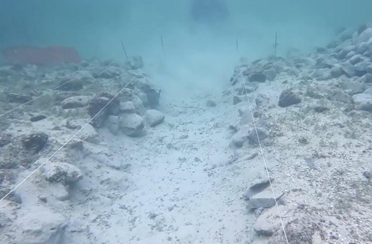 Un Stonehenge submarino se extiende varios kilómetros bajo un lago de Europa